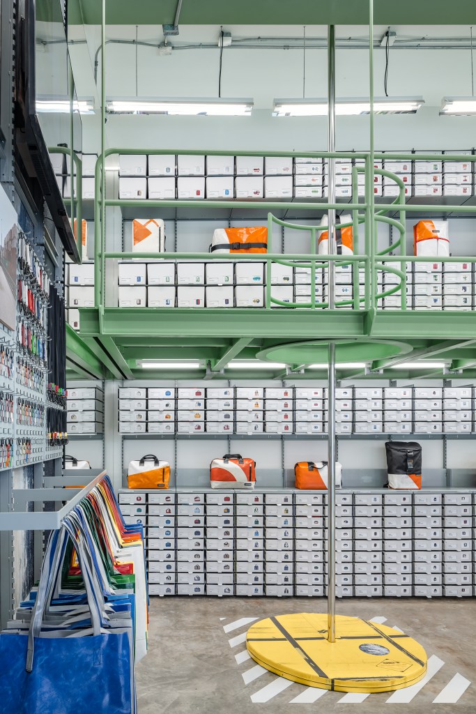 This image has an empty alt attribute; its file name is ss-freitag-silom-08.jpg