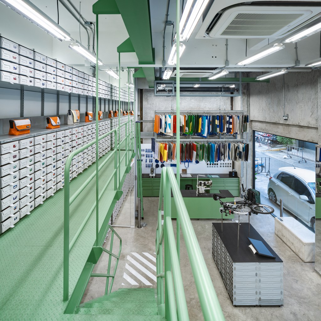 This image has an empty alt attribute; its file name is ss-freitag-silom-19.jpg