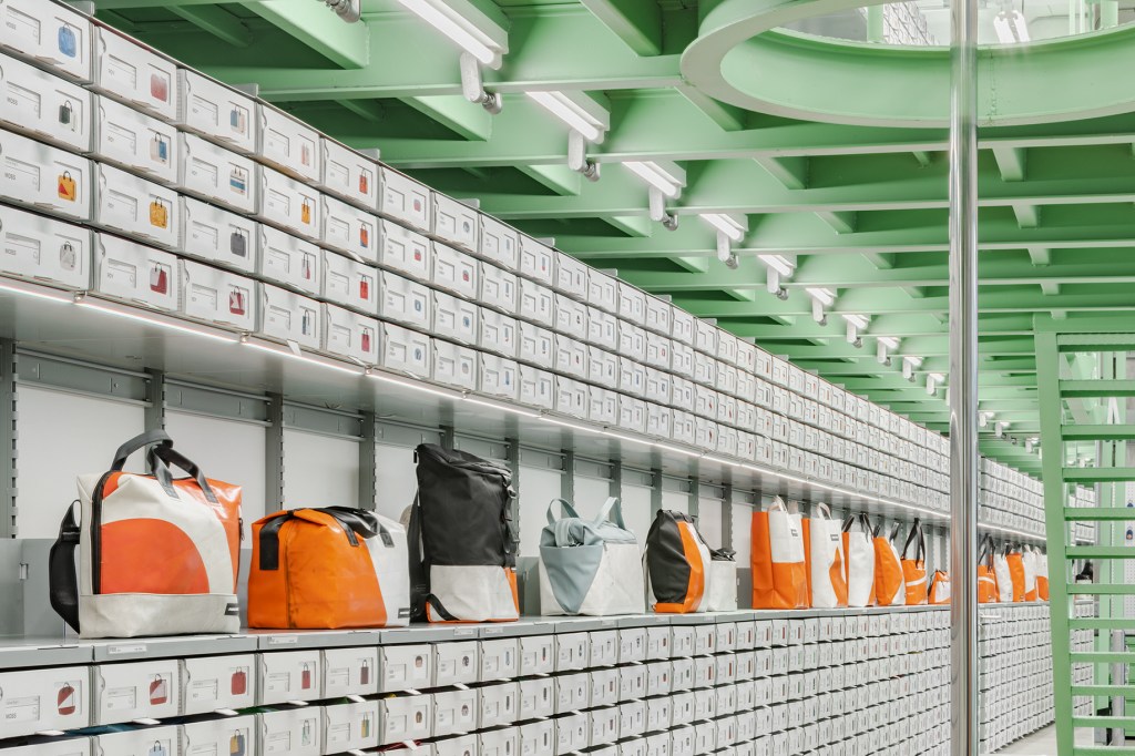 This image has an empty alt attribute; its file name is ss-freitag-silom-27.jpg