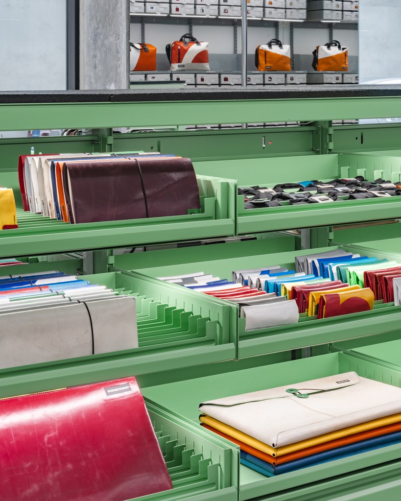 This image has an empty alt attribute; its file name is ss-freitag-silom-29.jpg