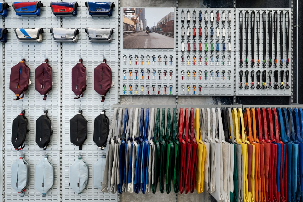 This image has an empty alt attribute; its file name is ss-freitag-silom-35.jpg